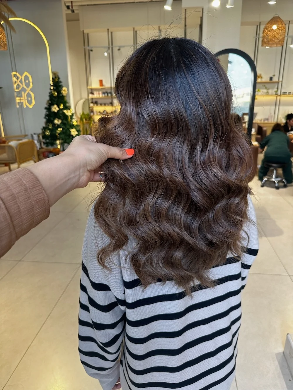 Why Should I Visit a Curl Specialist in Dubai Instead of a Regular Stylist?